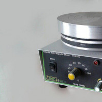 Hot plate with magnetic stirrer