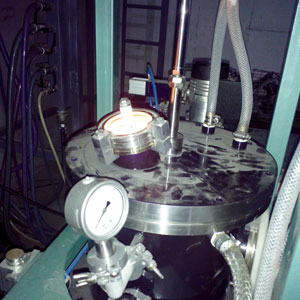 VAR -  کوره ذوب قوس تحت خلاء بالا 1E-3  میلی بار با الکترود غیر مصرفی 200 گرمی