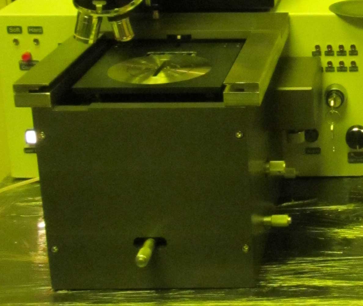 سامانه جابجاگر چند درجه آزادی برای اندازه گیری خواص الکترونیکی مجهز به میکروسکوپ