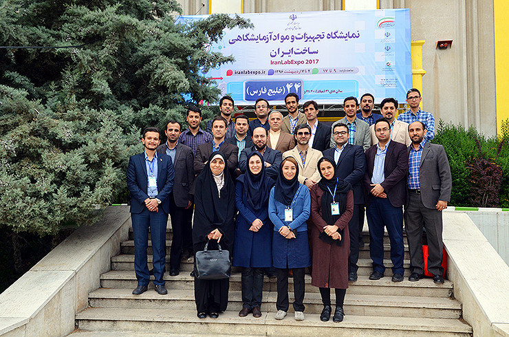 عکس یادگاری ستاد اجرایی پنجمین نمایشگاه تجهیزات و مواد آزمایشگاهی ساخت ایران